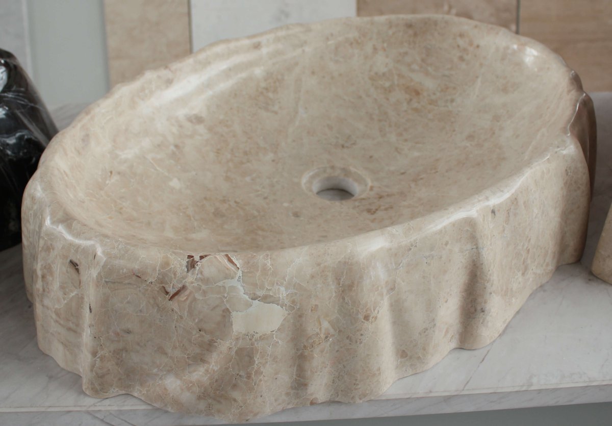 Бежевая мраморная раковина