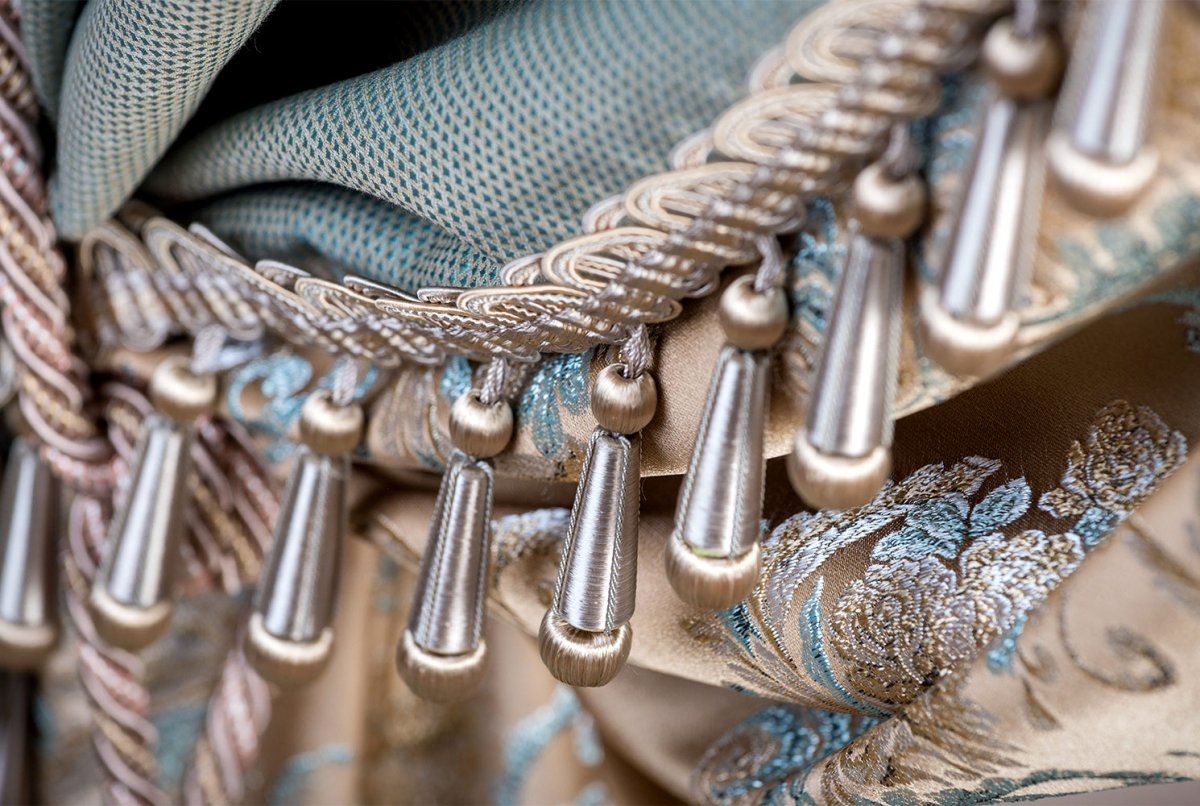 Ювелирные изделия на белом фоне