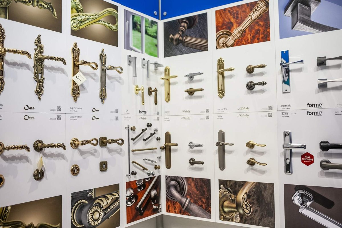 Комод с широкими ручками