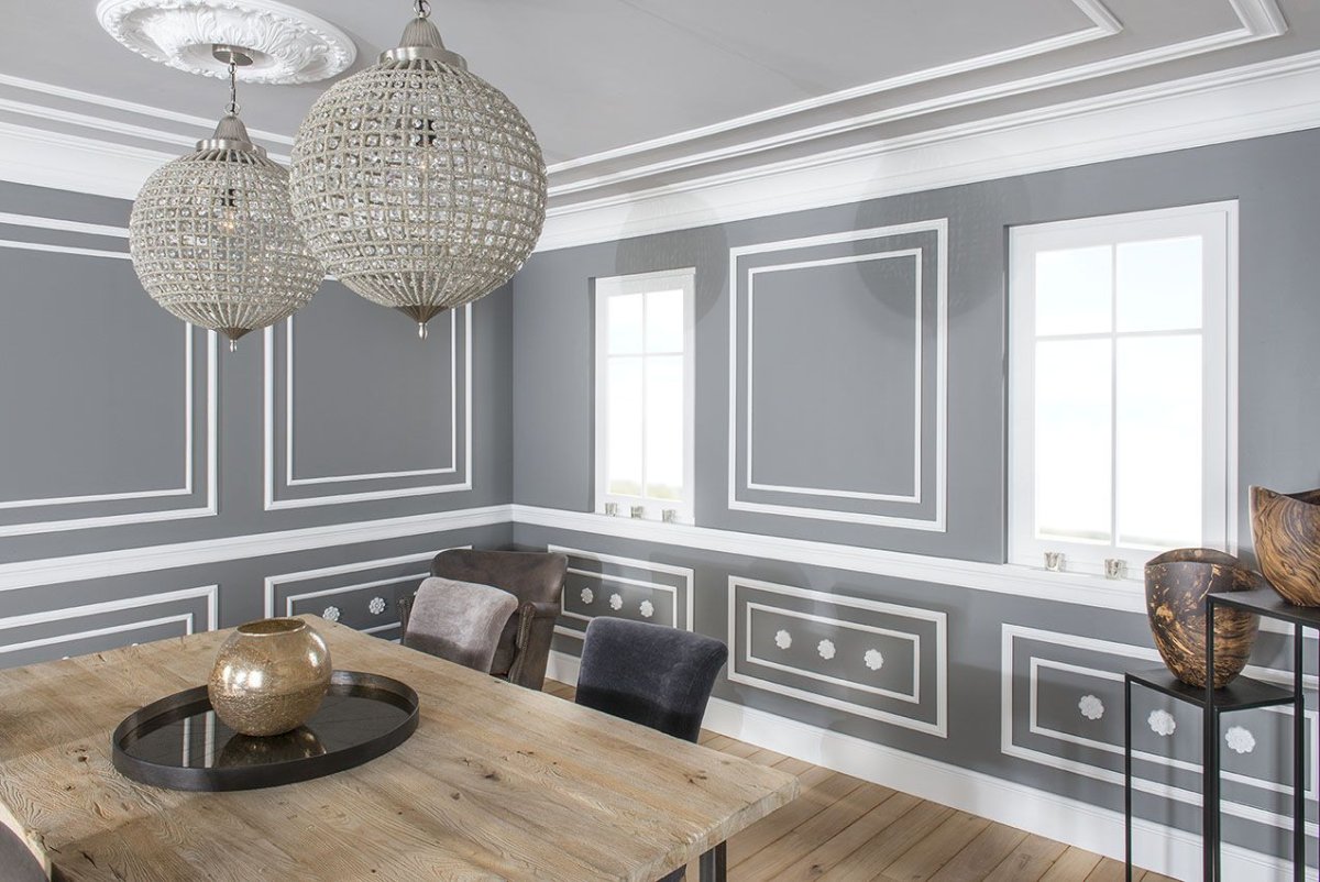 Темный потолочный плинтус в интерьере