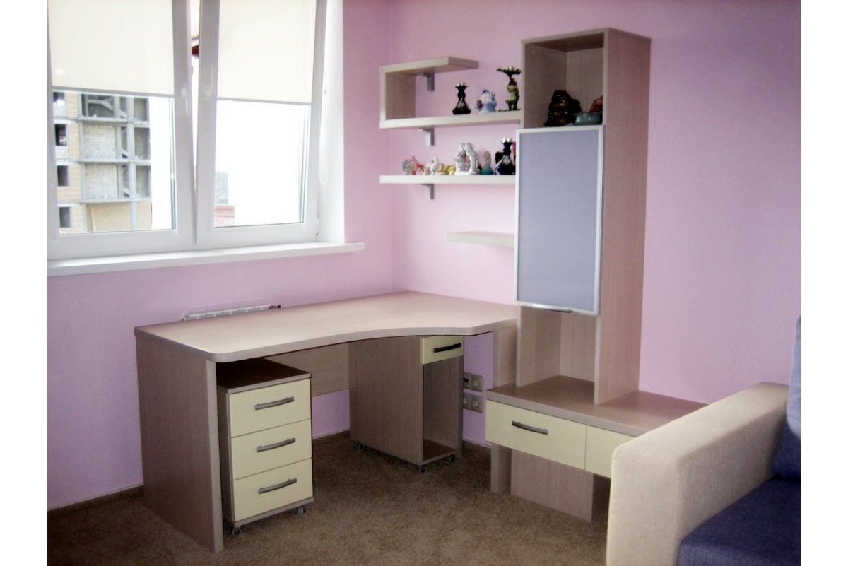 Письменный стол для школьника угловой у окна