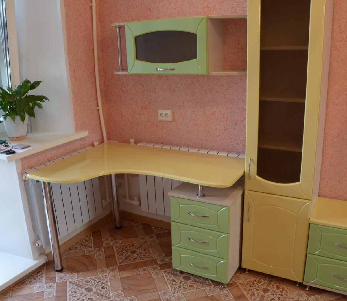 Угловой письменный стол с полками