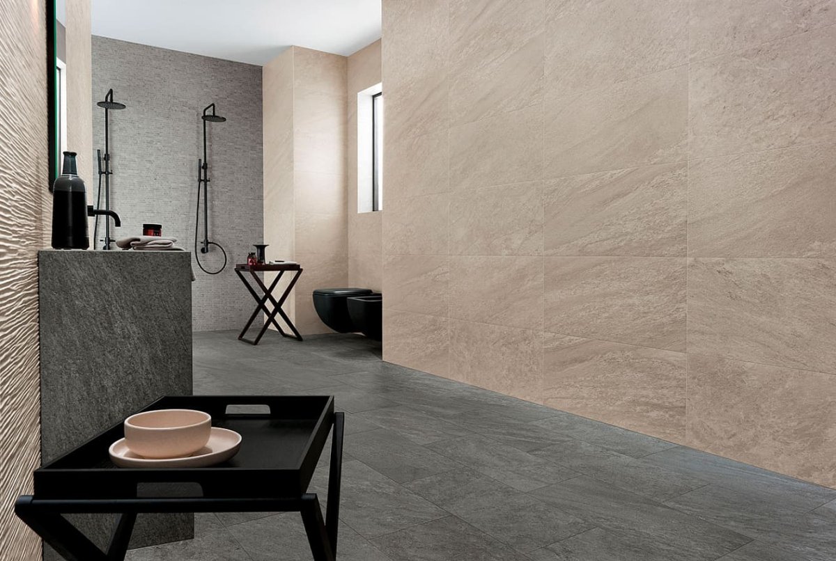 Керамогранит на газоне