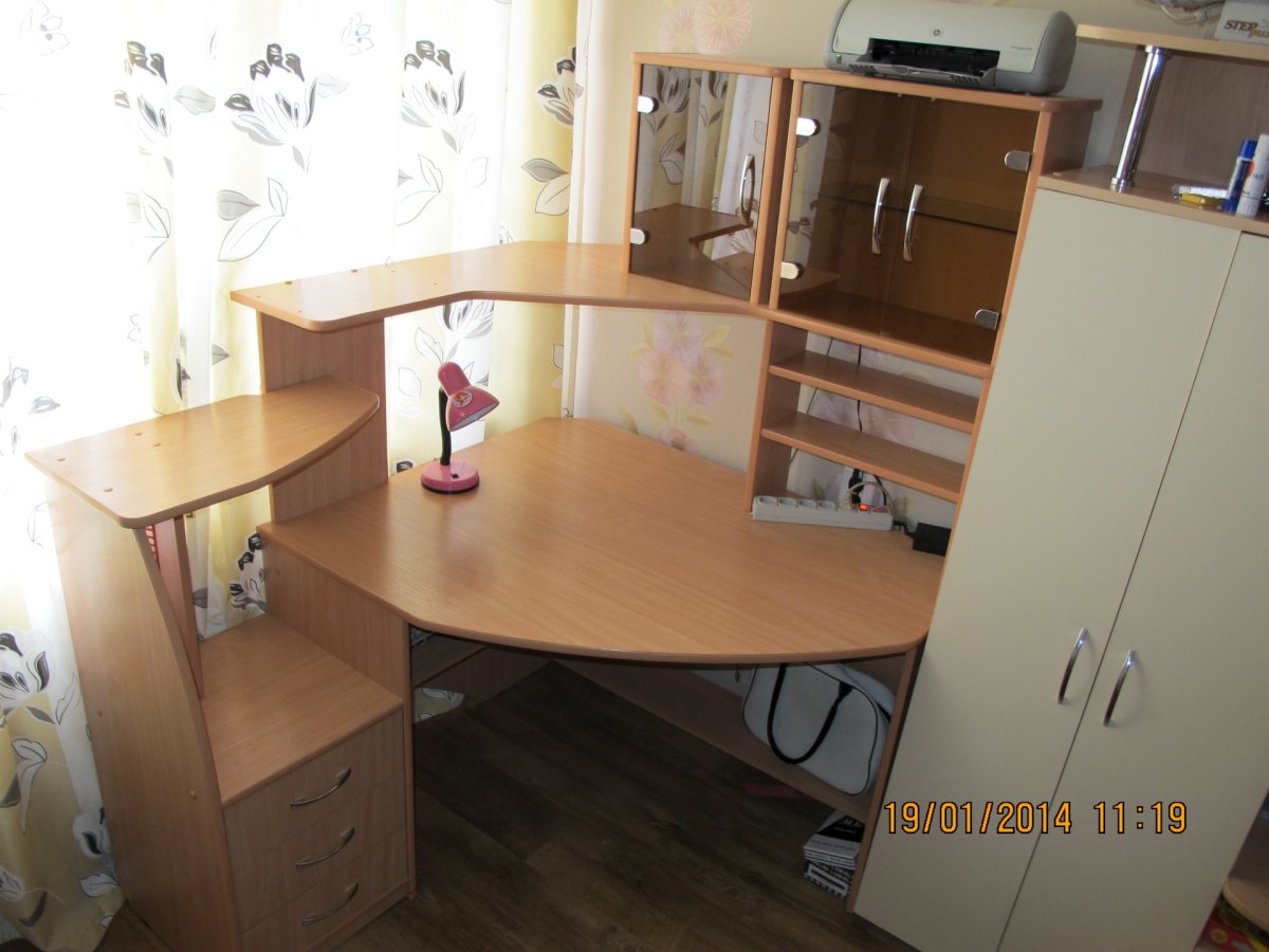 Стол полукруглый школьника для дома с полками