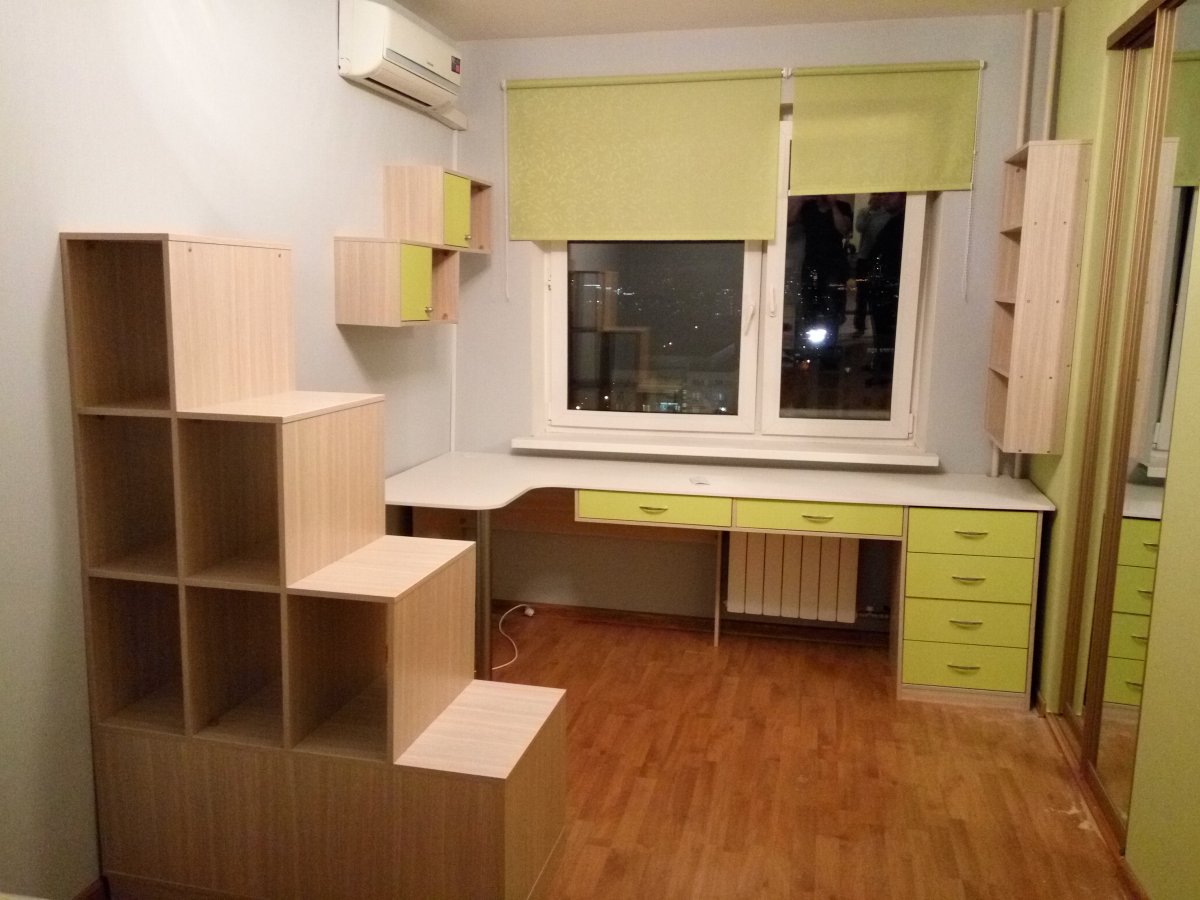 Угловой письменный стол со шкафом для школьника