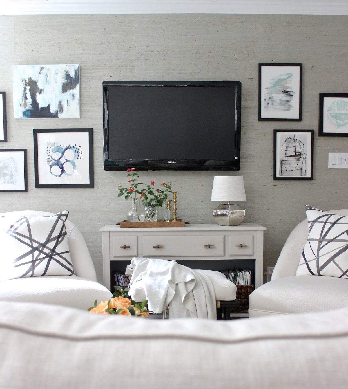 Фоторамки вокруг телевизора