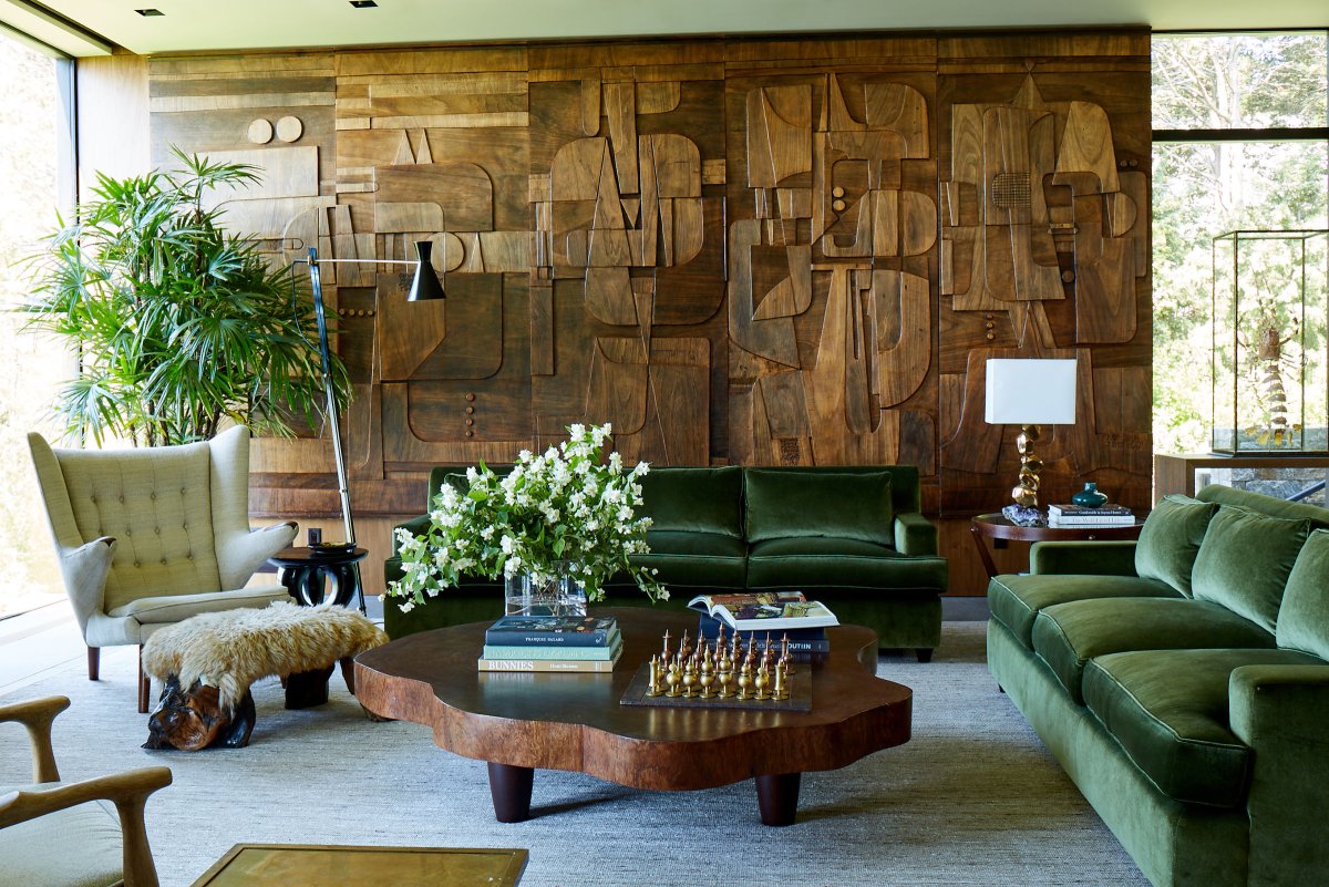 Декор стены в гостиной деревом