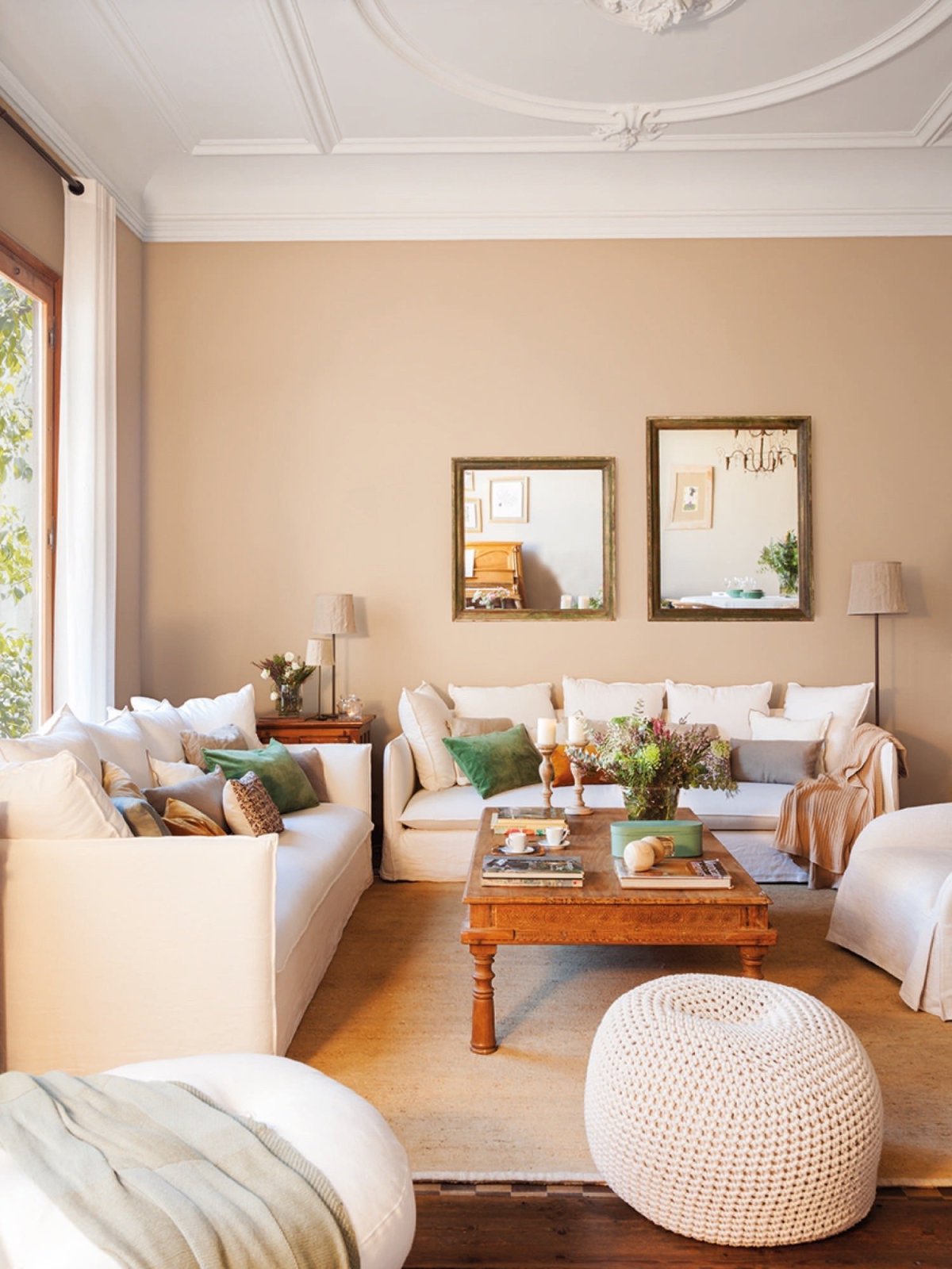 Спальня в кремовых тонах