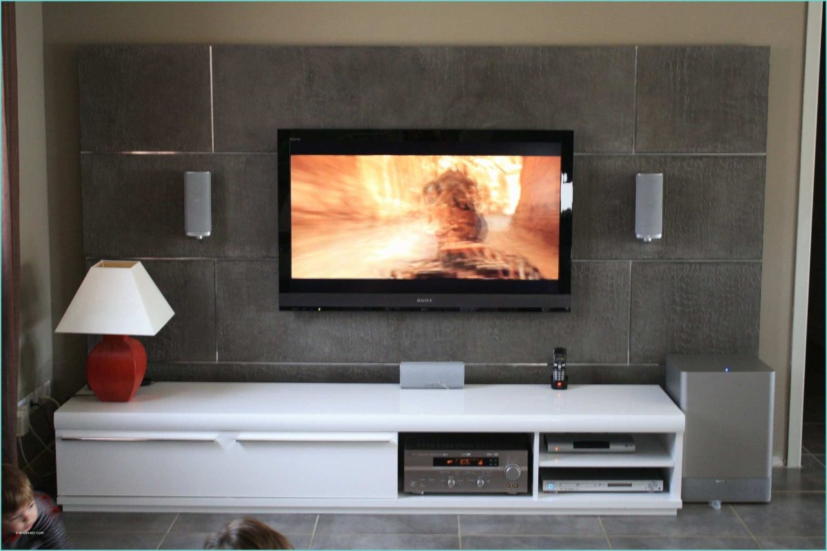 Телевизор на стене