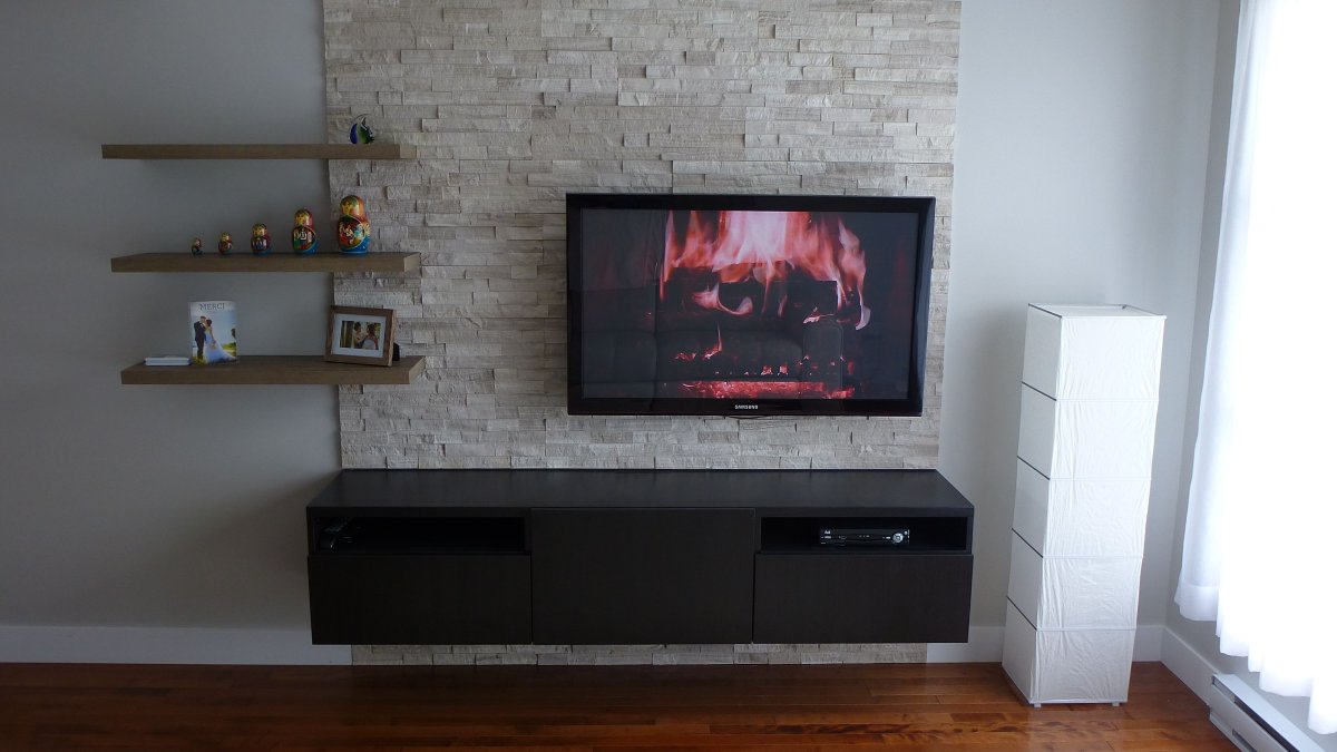 Полочки возле телевизора на стене