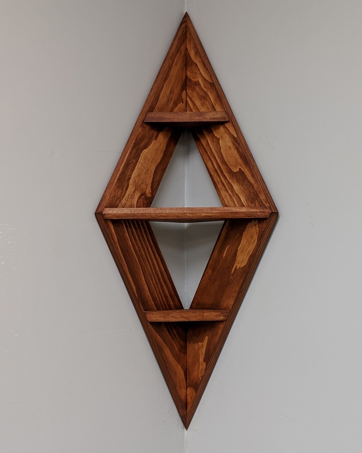 Угловая деревянная полка на стену