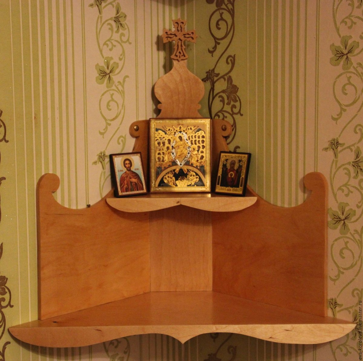 Угловая полка из дерева