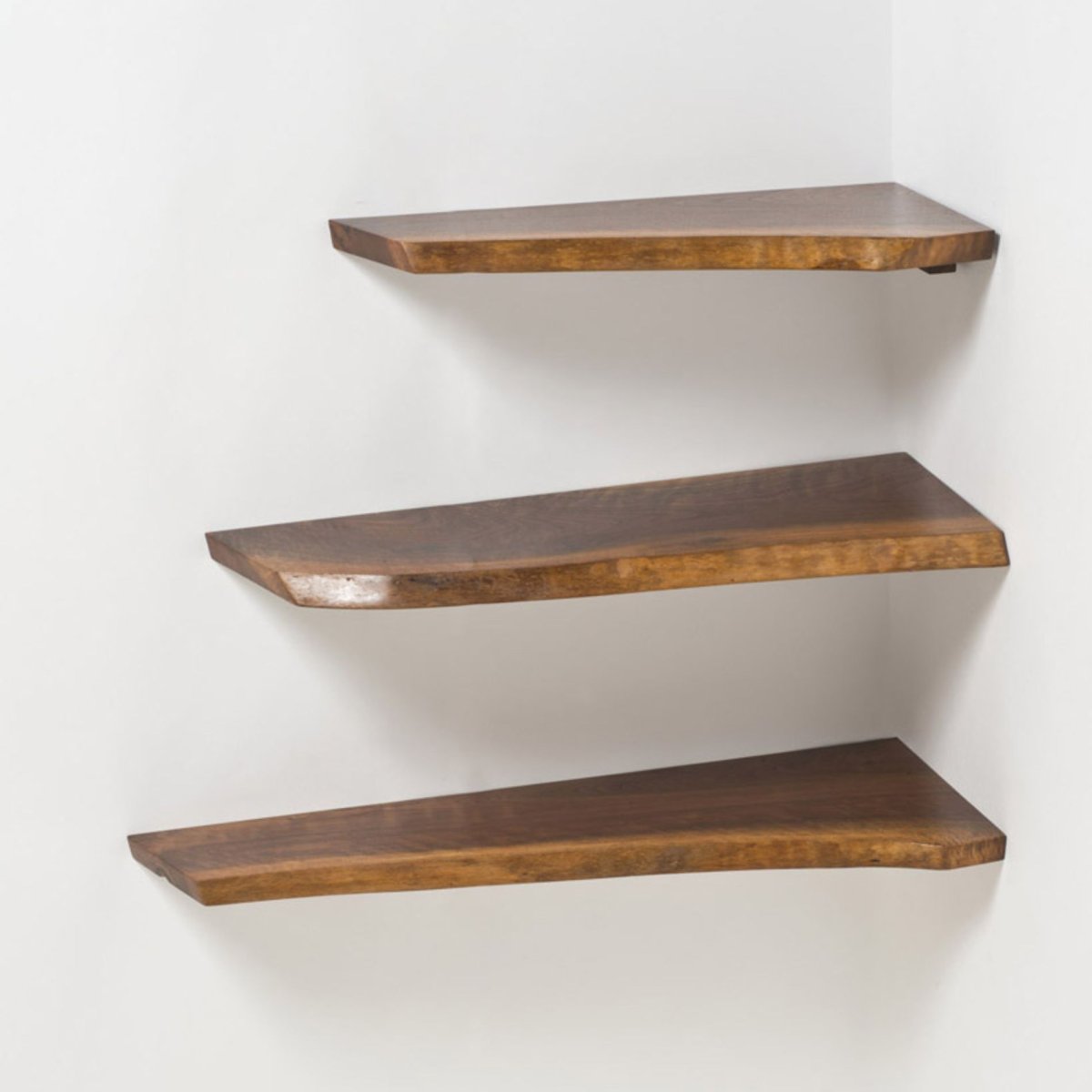 Угловая деревянная полка на стену