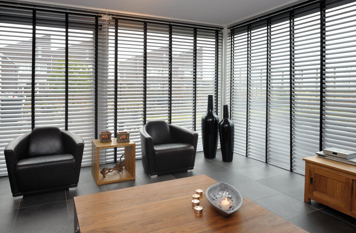 Жалюзи вертикальные в интерьере офиса