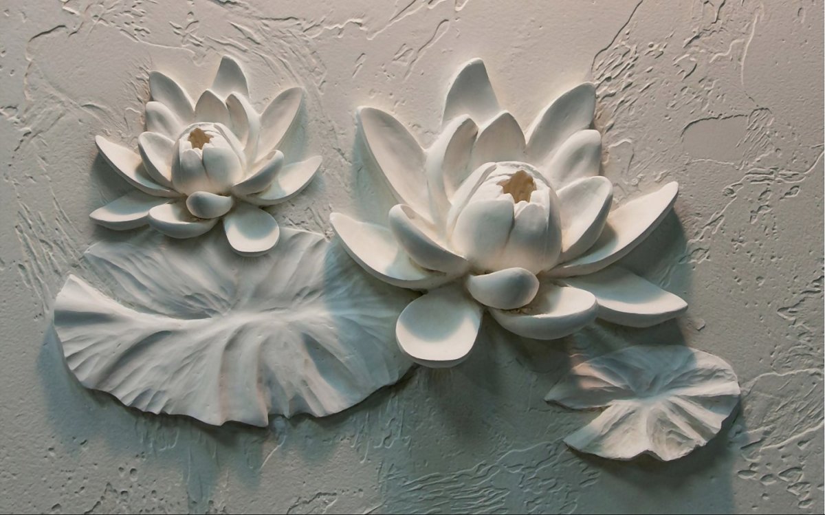 Барельеф крупные цветы на стене