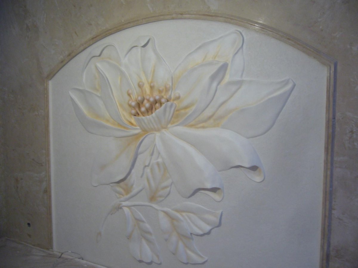 Барельеф лилии
