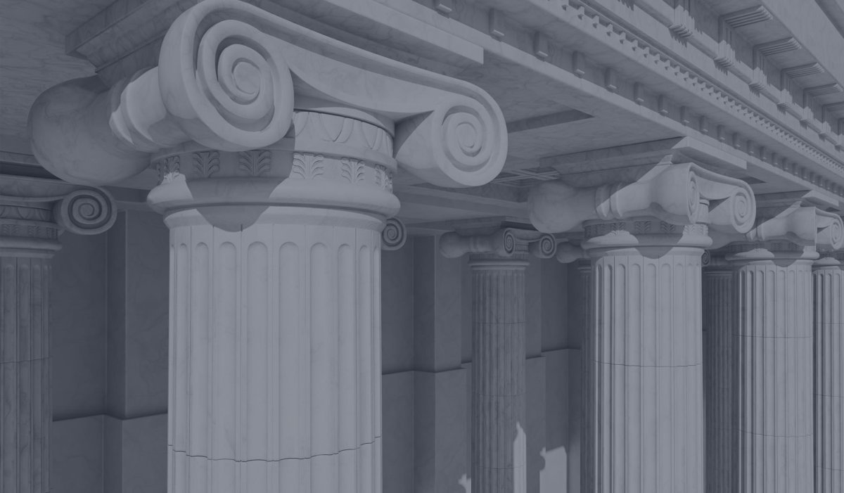 Древняя стена с колоннами