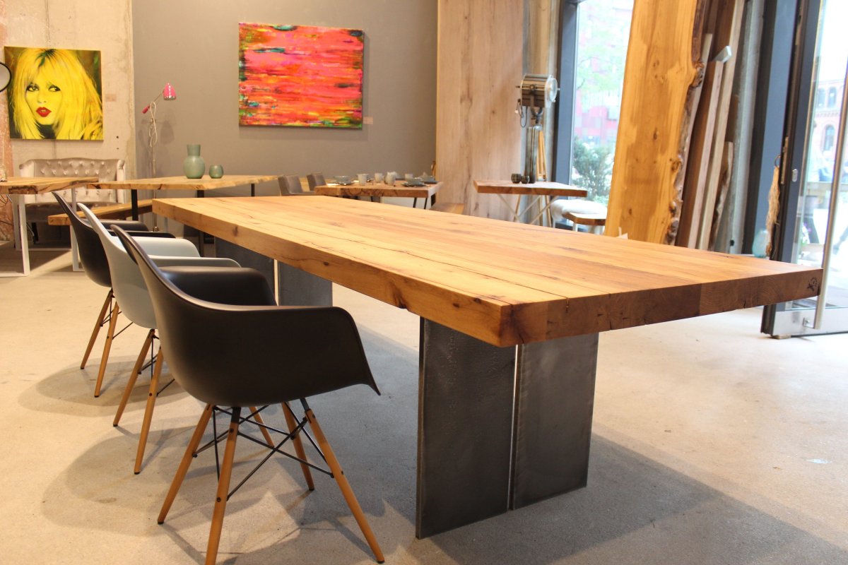 Длинный деревянный стол