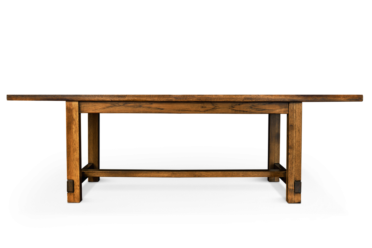 Длинный деревянный стол