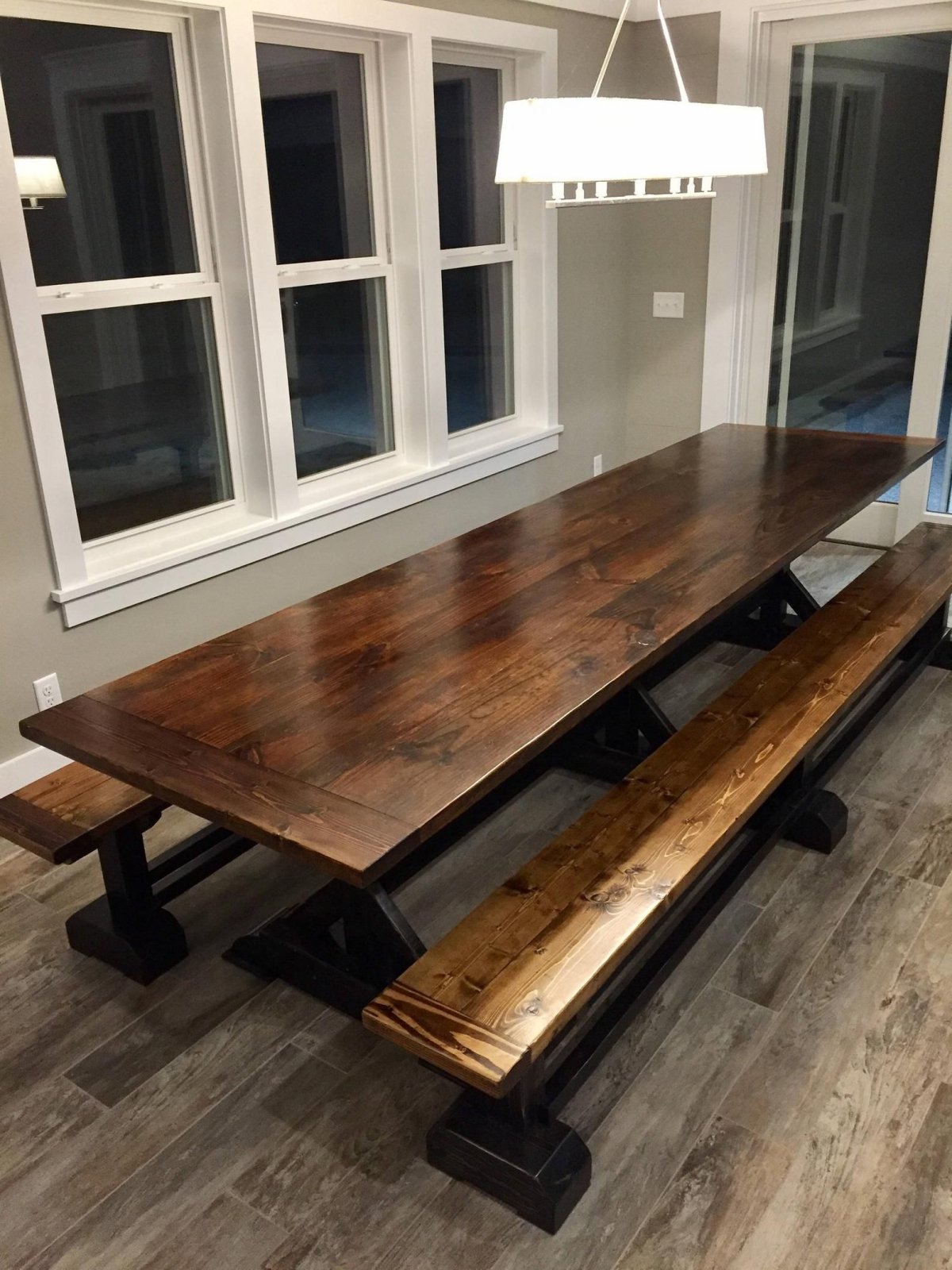 Длинный деревянный стол