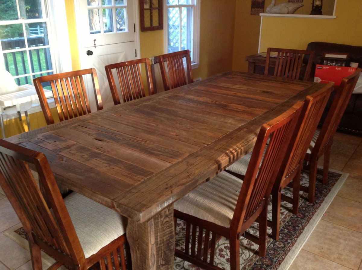 Стол из переработанной древесины