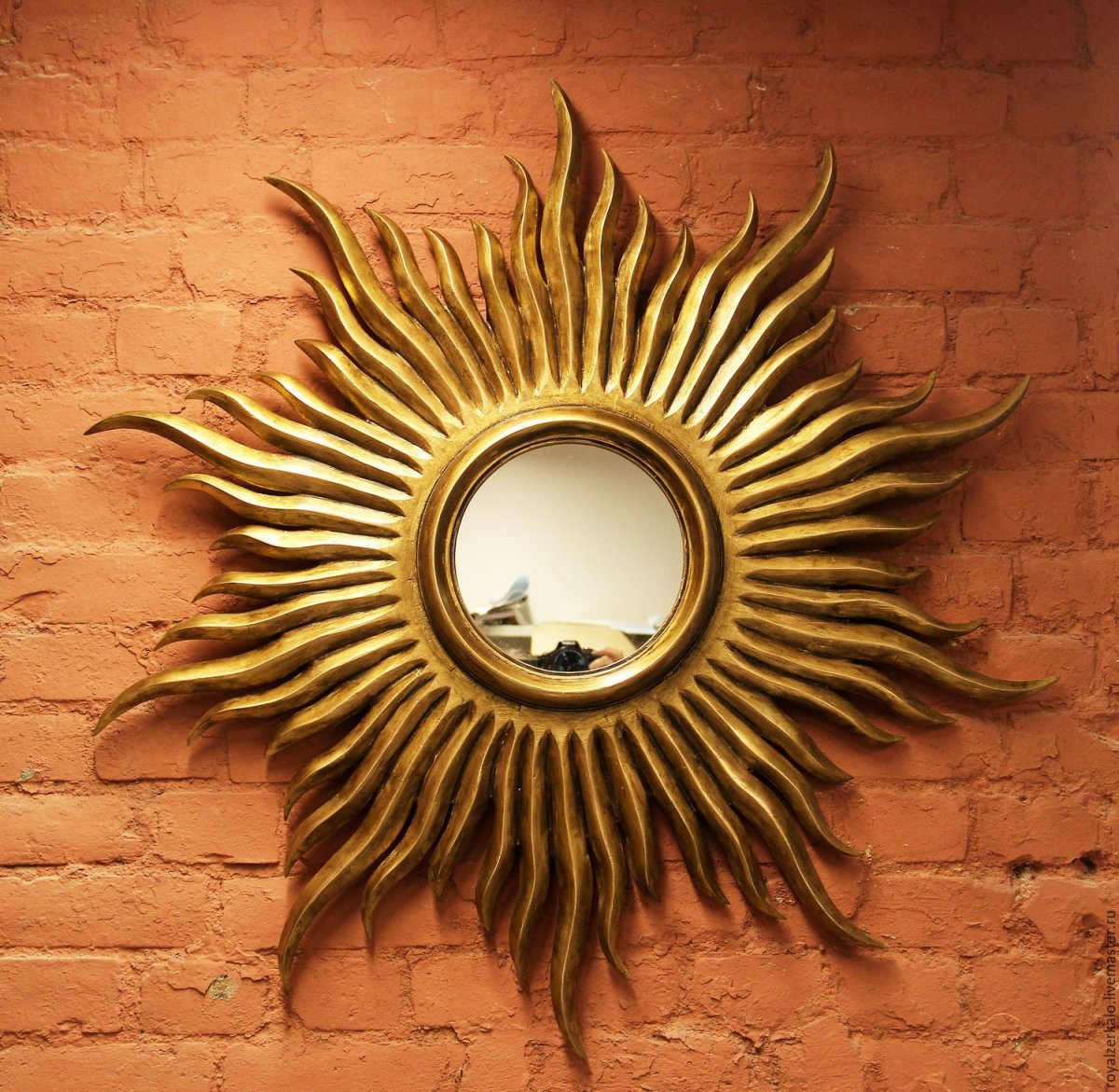 Зеркало солнце в интерьере