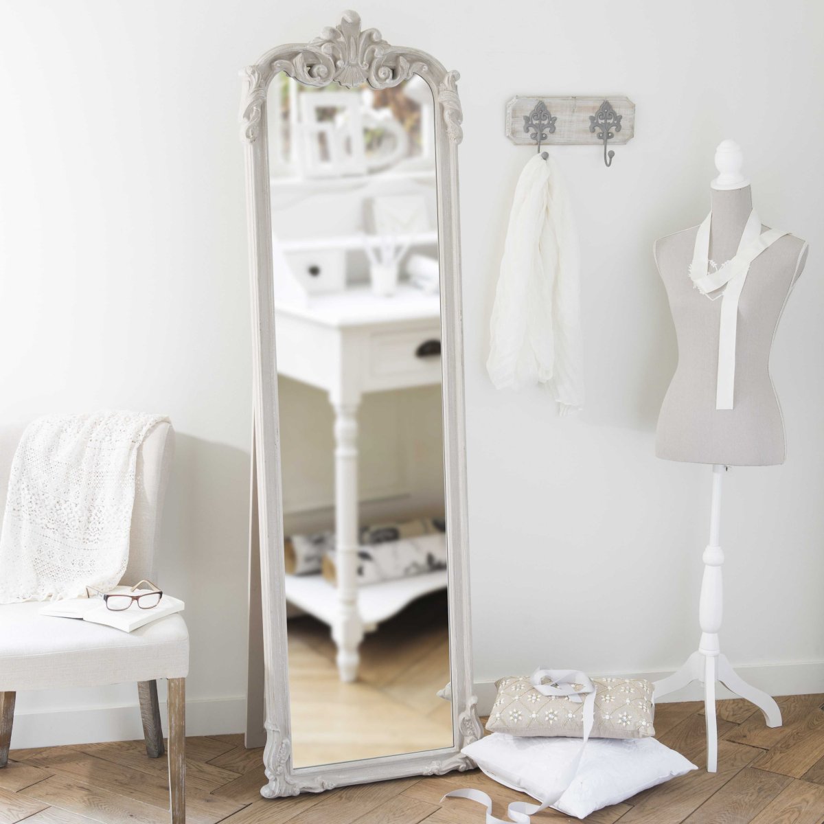 Напольное зеркало в интерьере Кантри дома