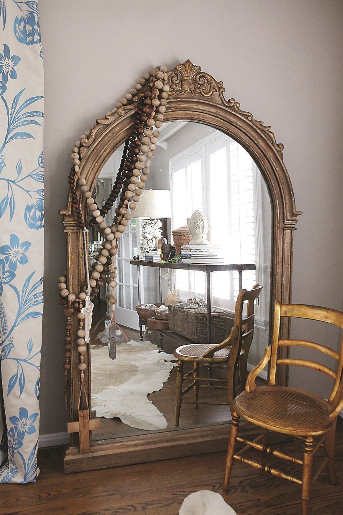 Напольное зеркало в средневековом стиле