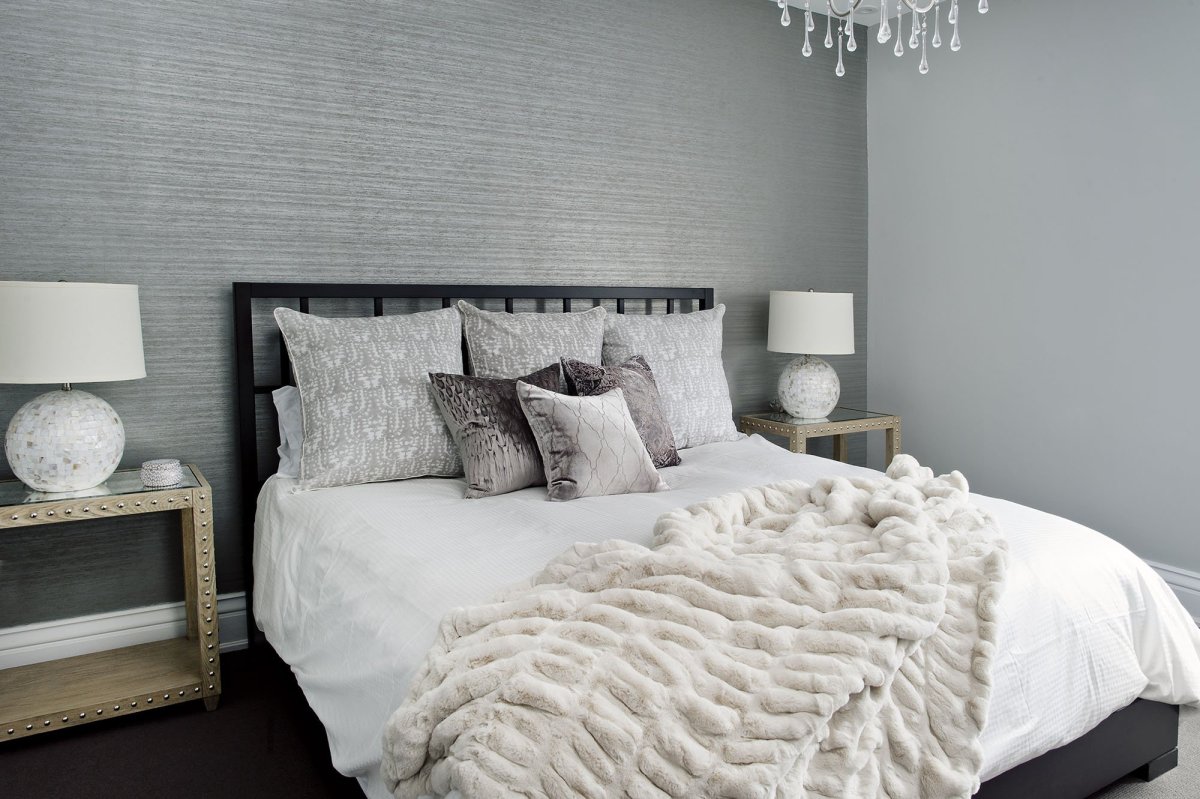 Красивая кровать застеленная