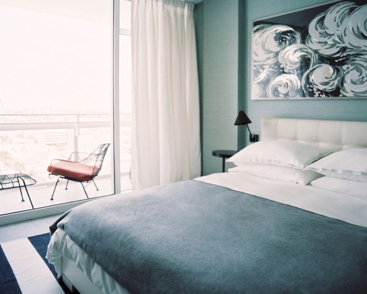 Заправленная кровать