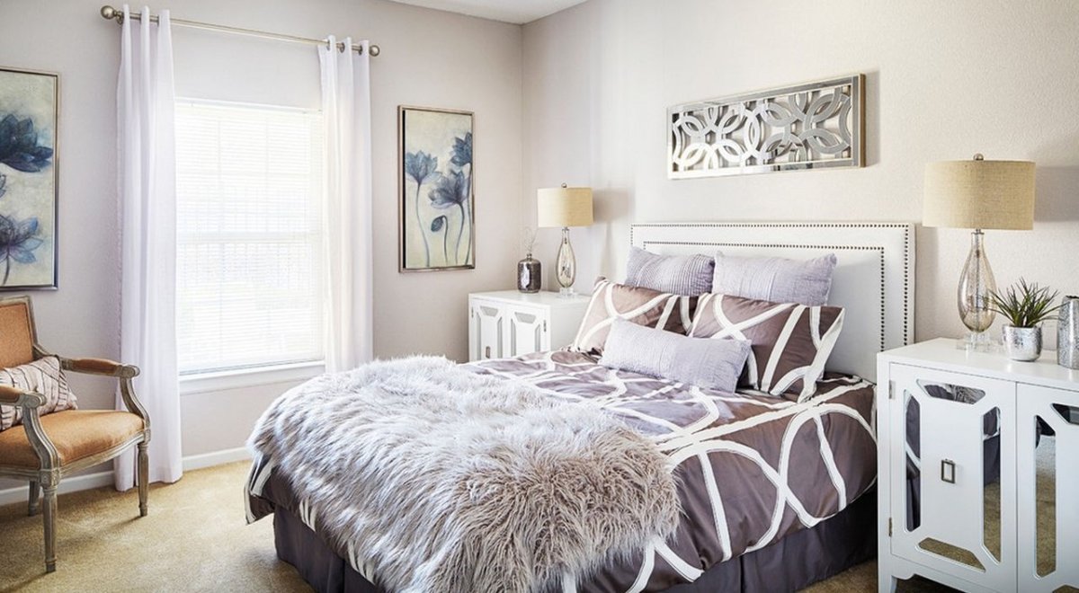 Подушки белые в спальне