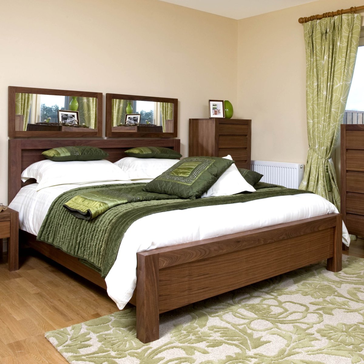 Интерьер кровать не заправленная