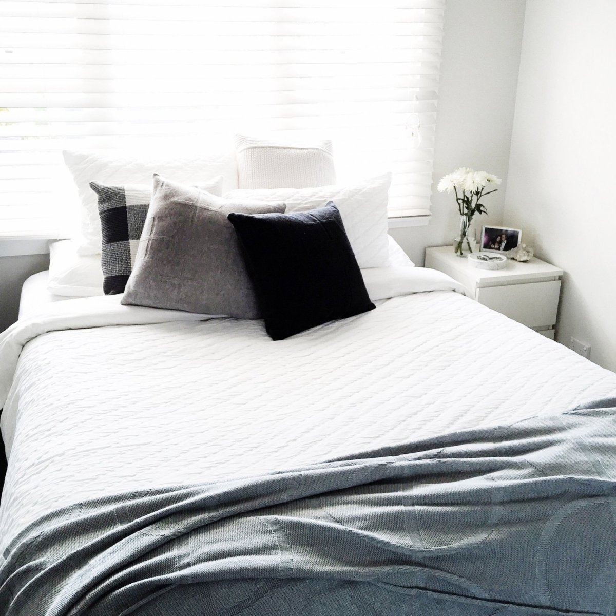 Покрывало заправленное в кровать