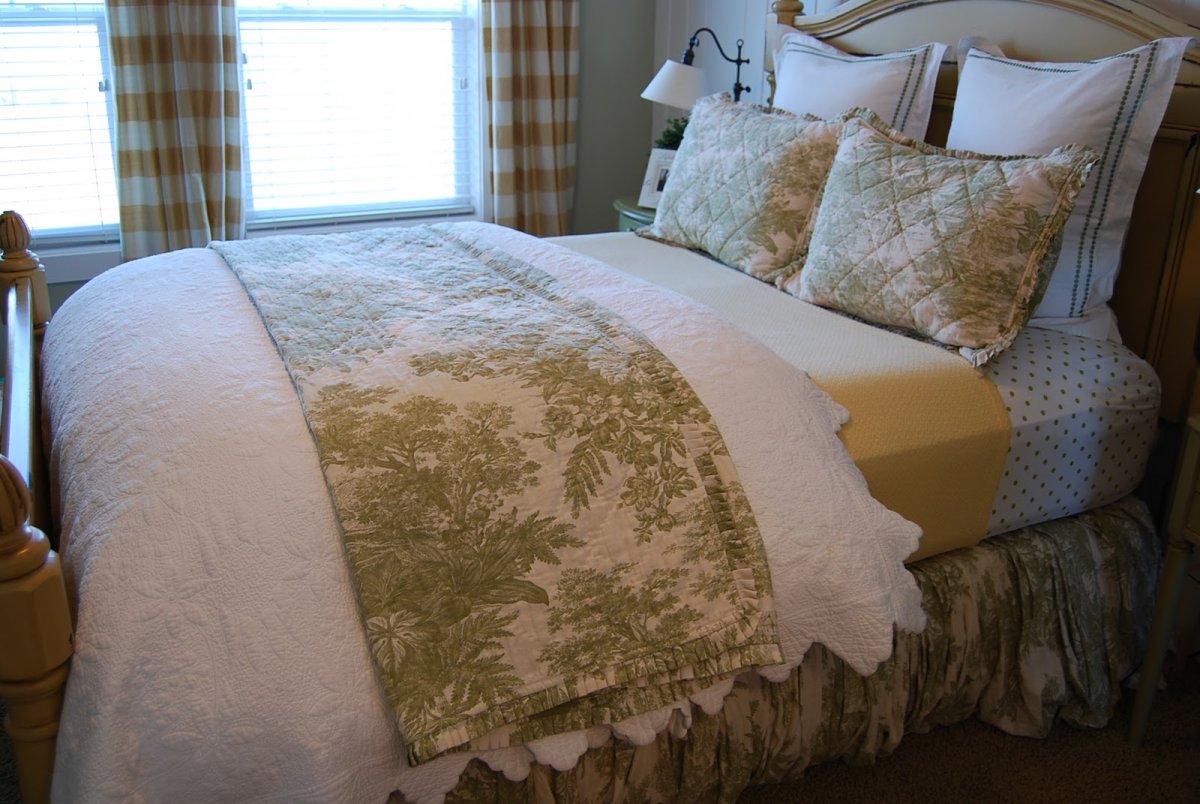 Красивая кровать в скандинавском стиле