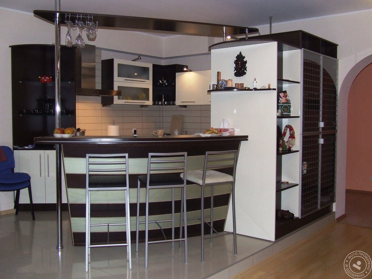 Барная стойка между кухней и гостиной