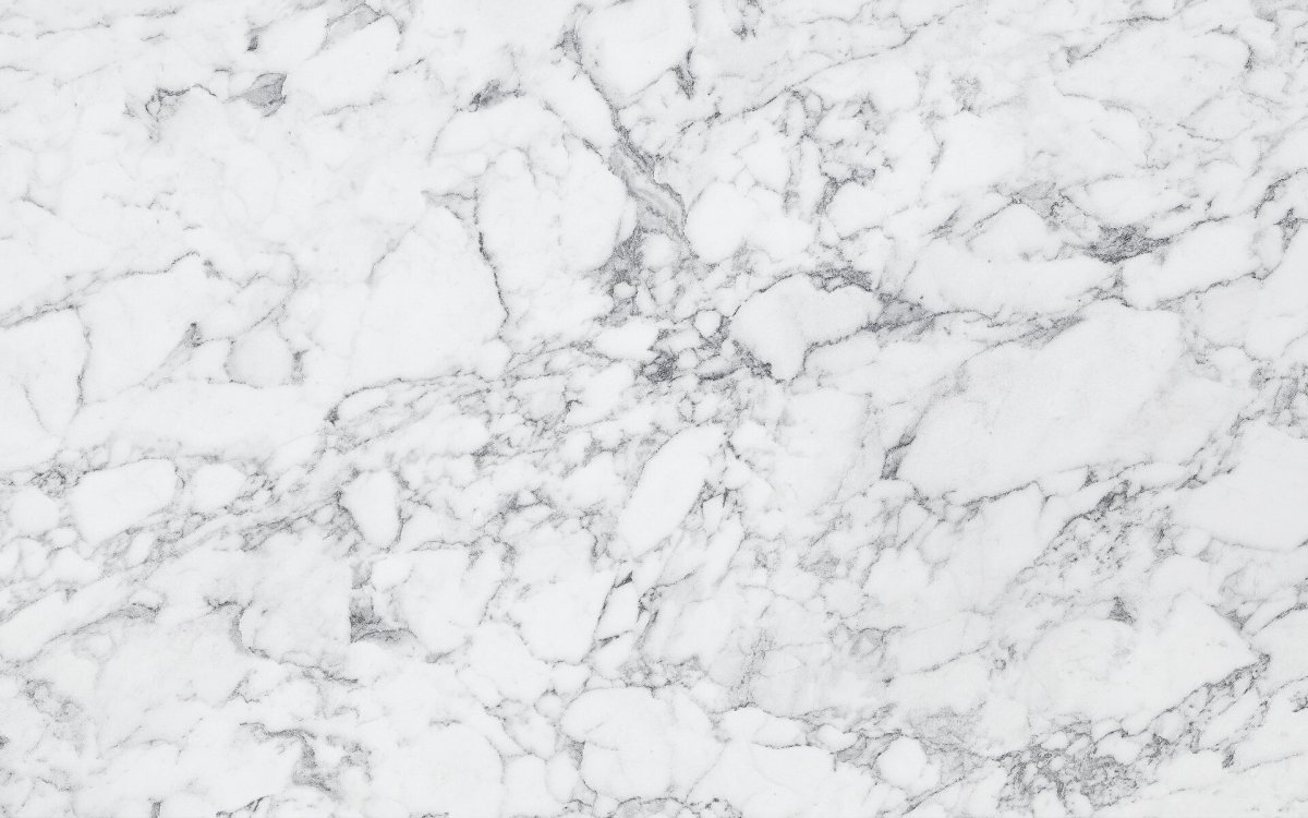 Бело серая кухня с мраморной столешницей