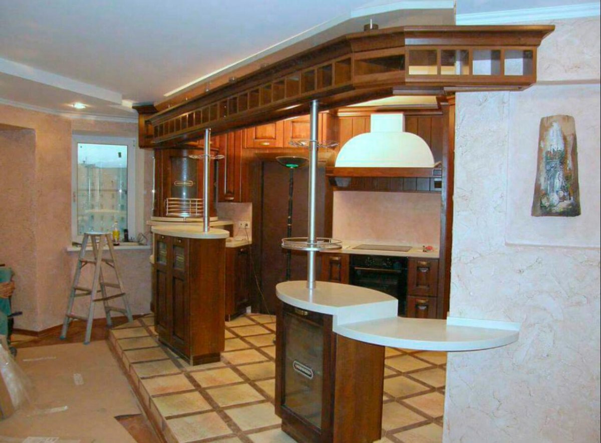 Угловая барная стойка в гостиной