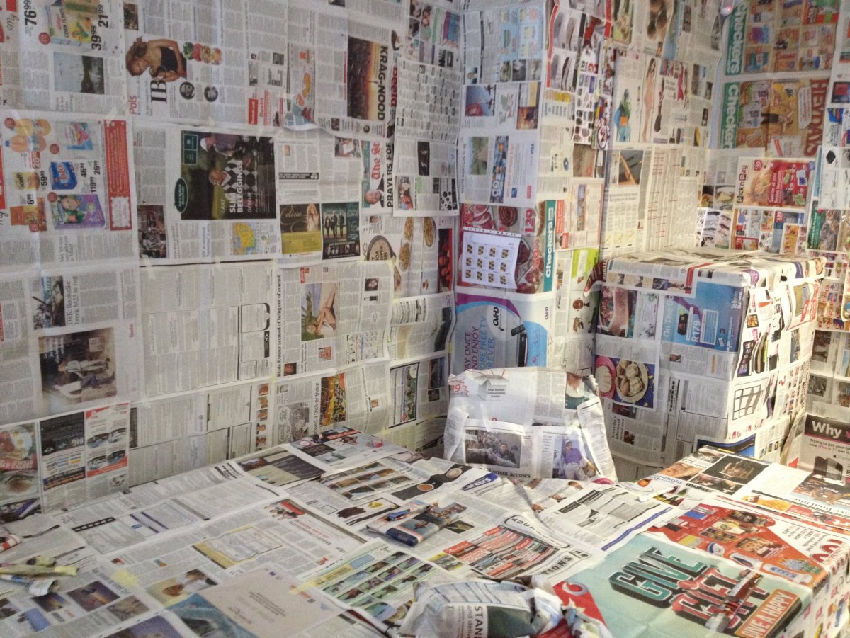 Комната из газет