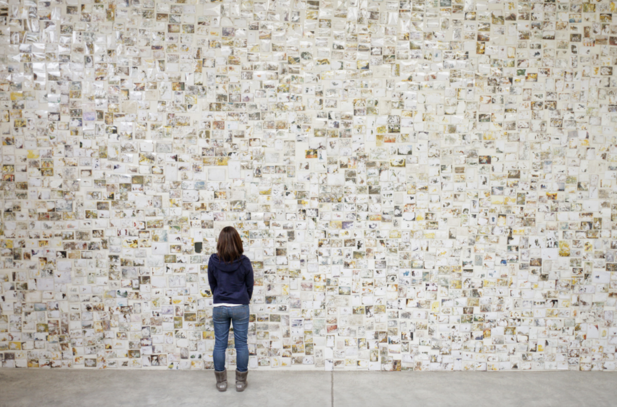 Декор из газеты на стенах