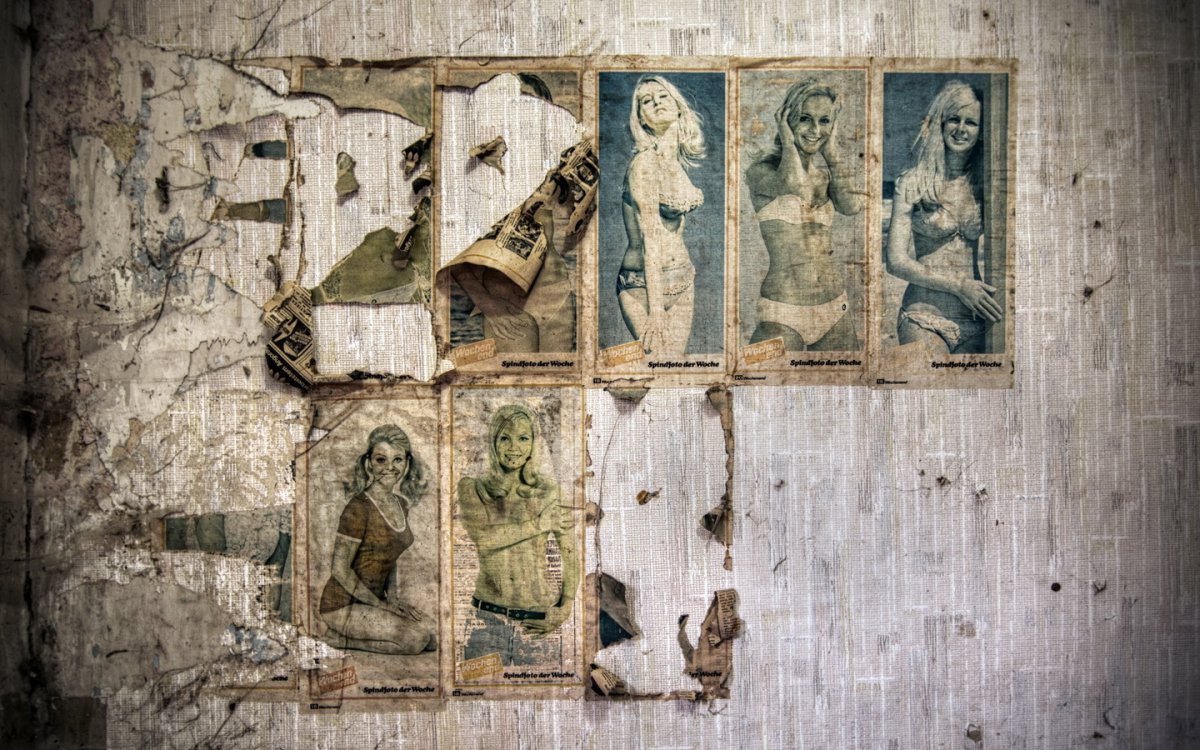 Стена обклеенная фотографиями