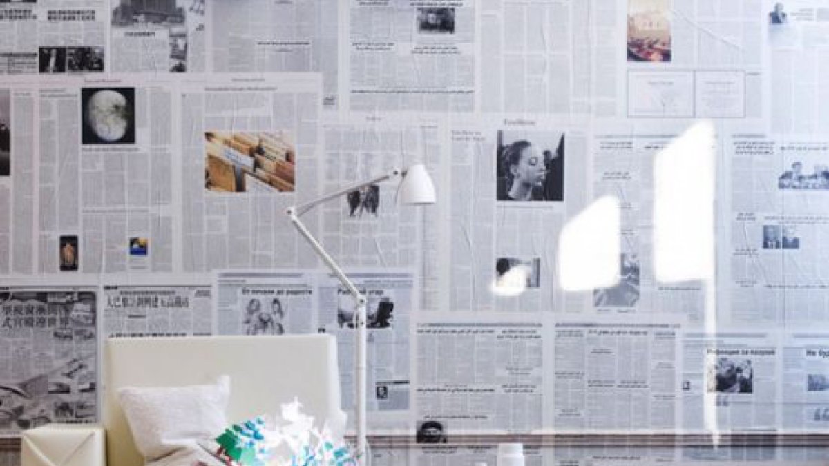 Стена обклеенная газетами