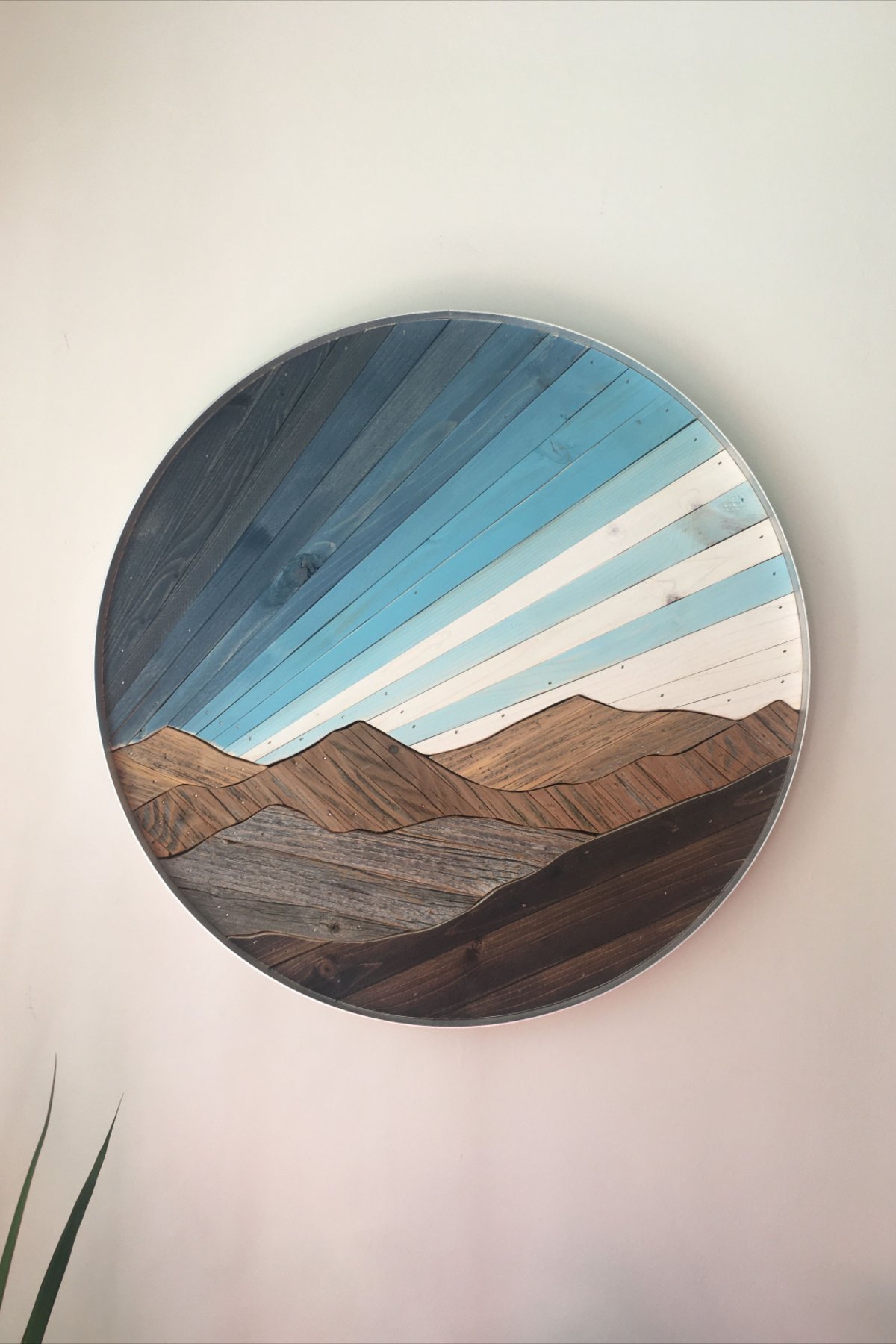 Логотип на деревянном панно