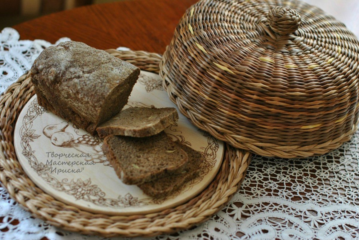 Обклеить стену книжными страницами