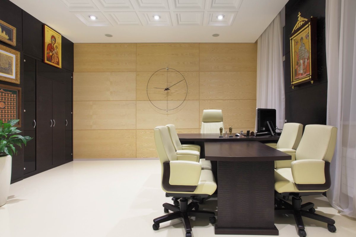 Стена в кабинете директора