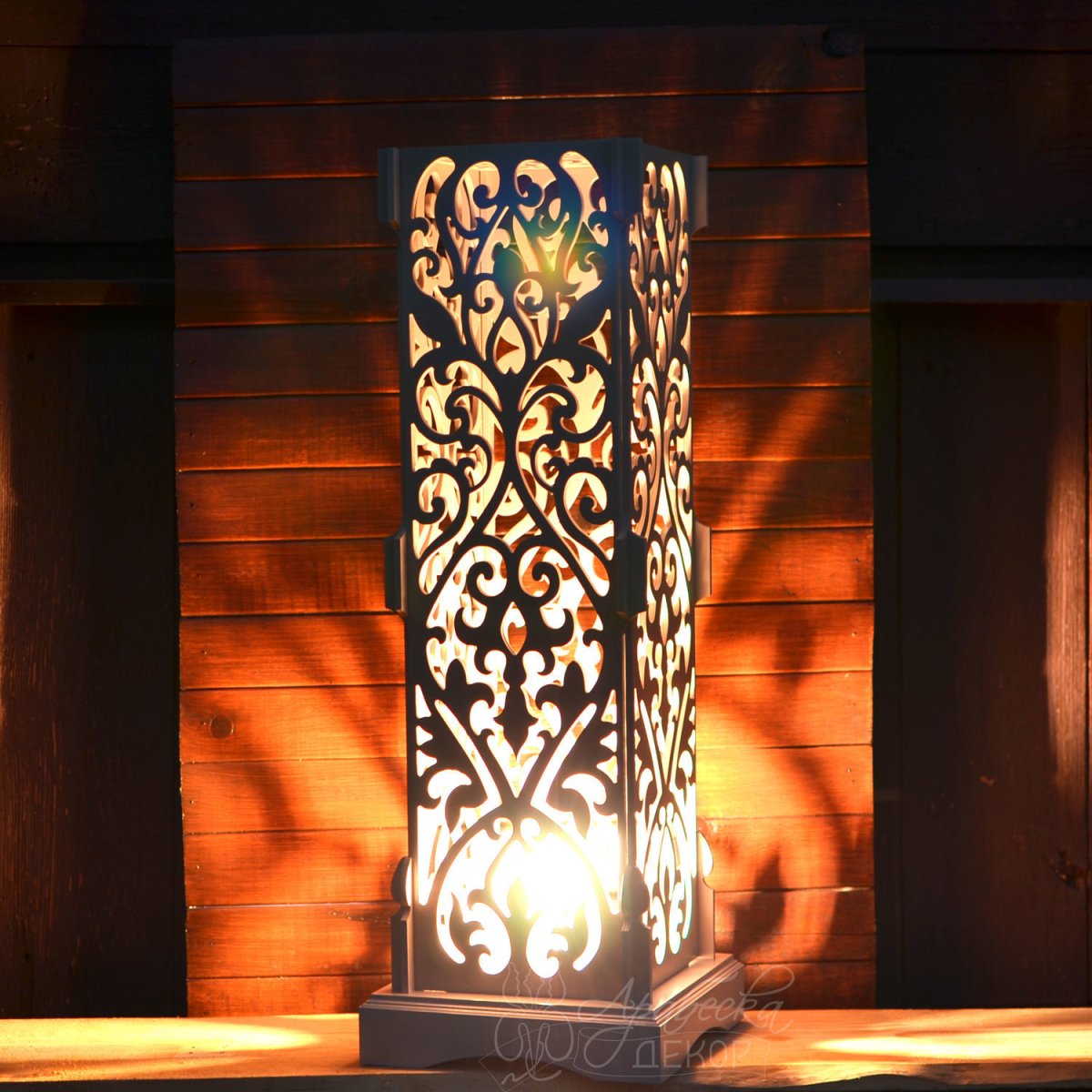 Напольный светильник из дерева