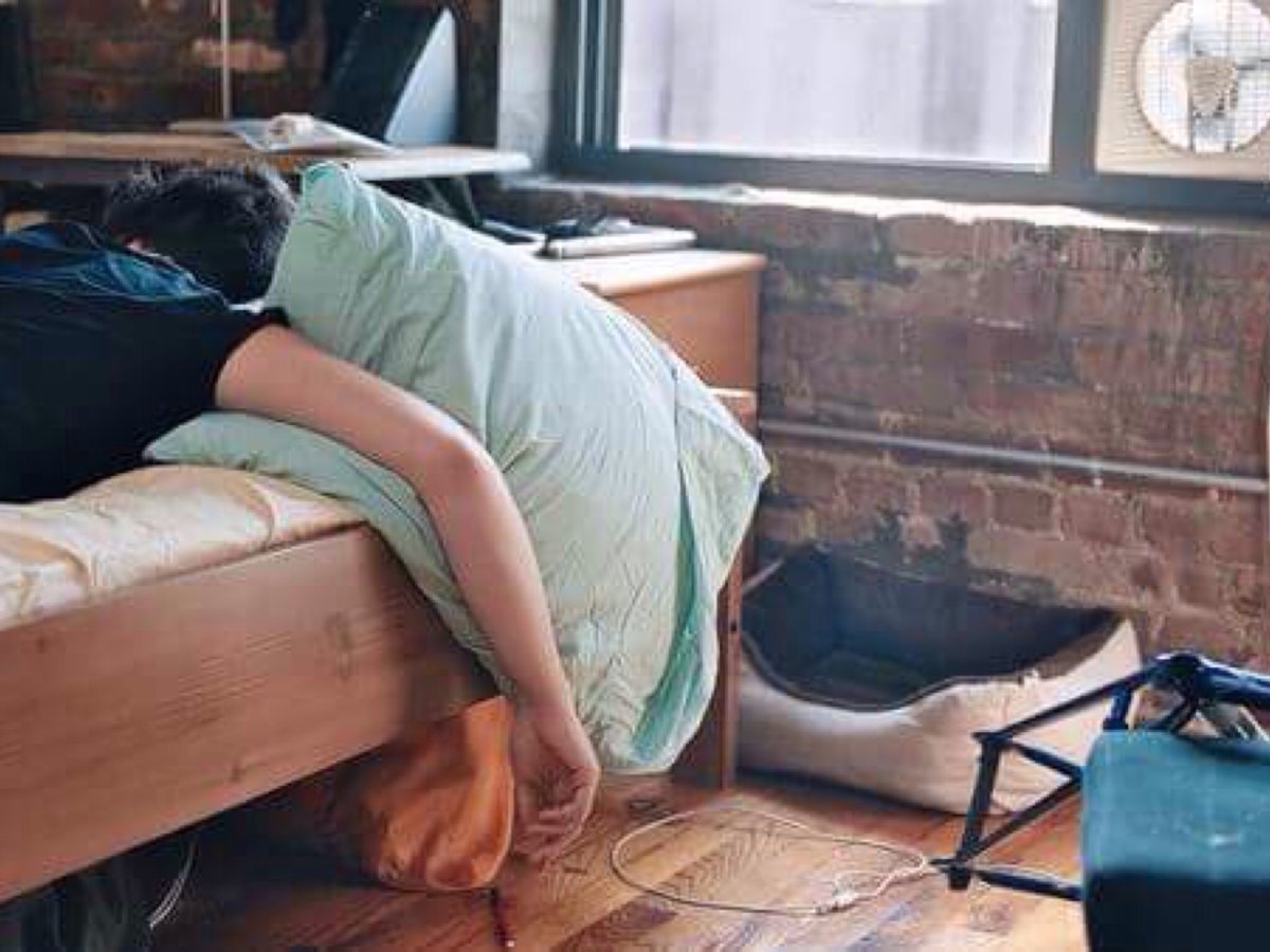 Спящий человек в комнате