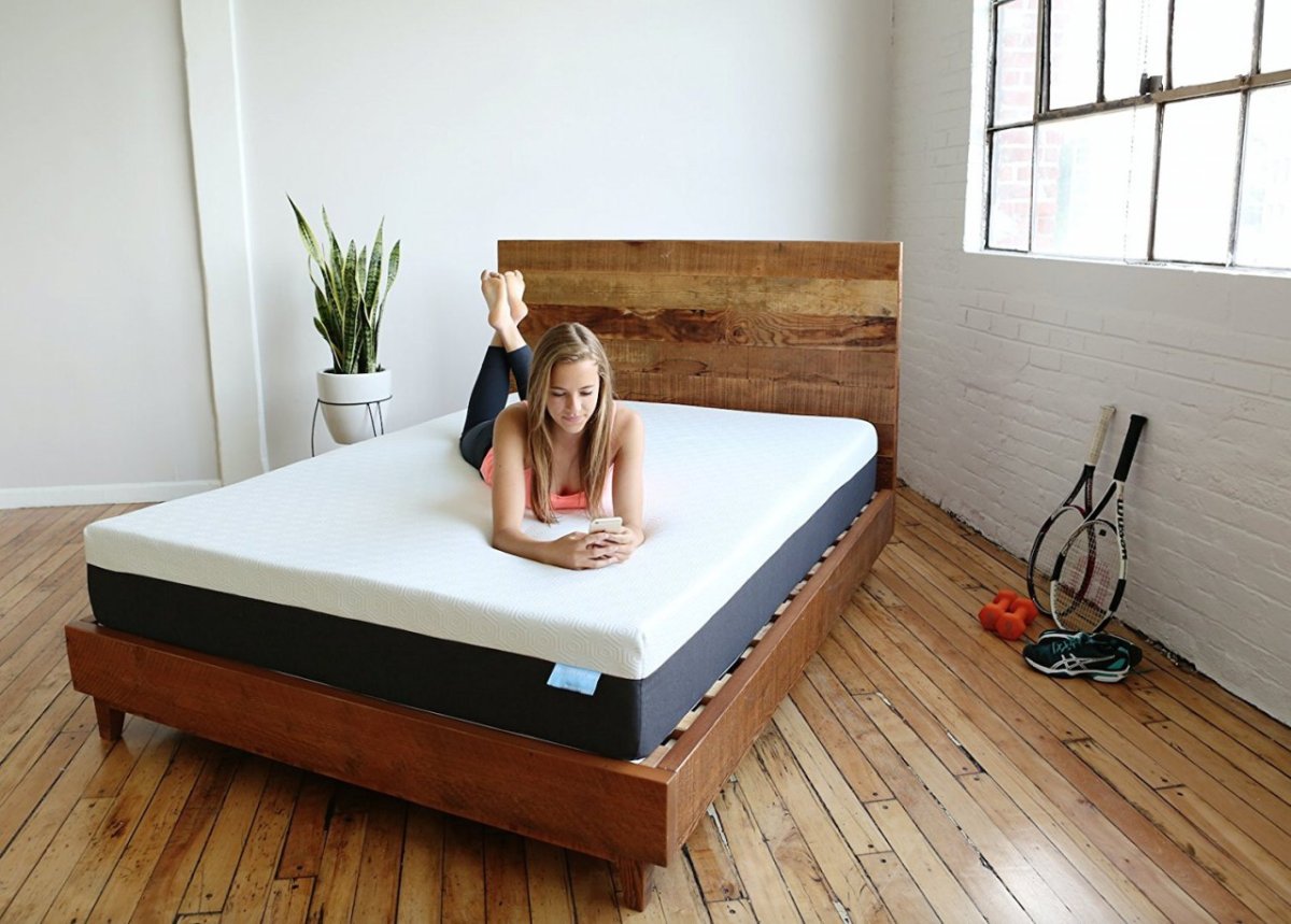 Человек на матрасе