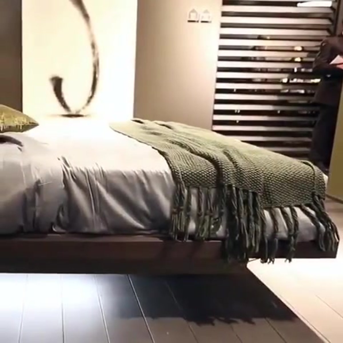 Уставшая девушка в кровати