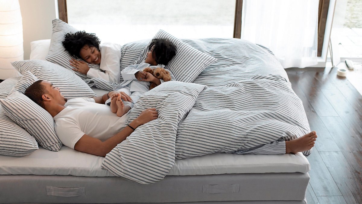 Мужик спит на подушке