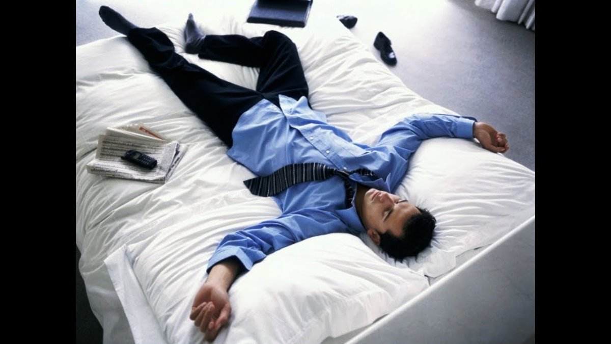 Лежит на кровати